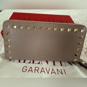 NWT New with tags and box Valentino long zip rockstud wallet